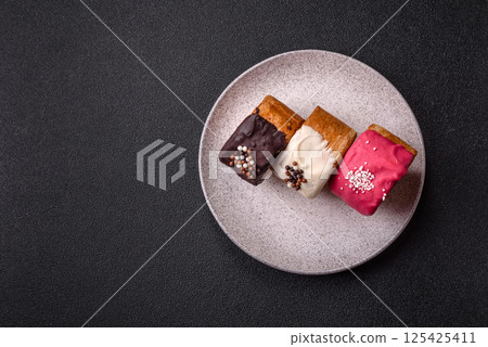 Round sweet New York roll croissant with several flavors cream filling Round sweet New York roll croissant with several flavors cream filling 125425411