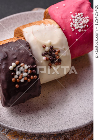 Round sweet New York roll croissant with several flavors cream filling 125425420