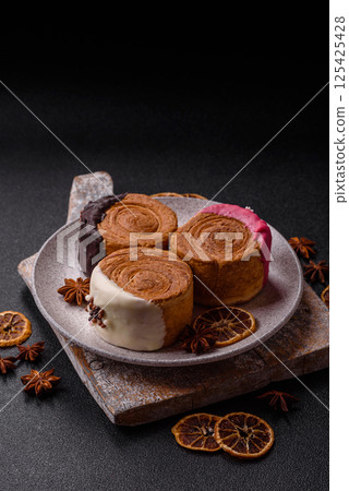 Round sweet New York roll croissant with several flavors cream filling 125425428