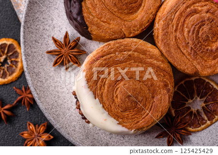 Round sweet New York roll croissant with several flavors cream filling 125425429