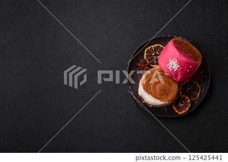 Round sweet New York roll croissant with several flavors cream filling 125425441