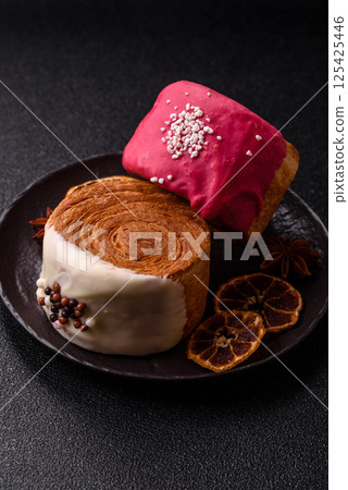 Round sweet New York roll croissant with several flavors cream filling 125425446