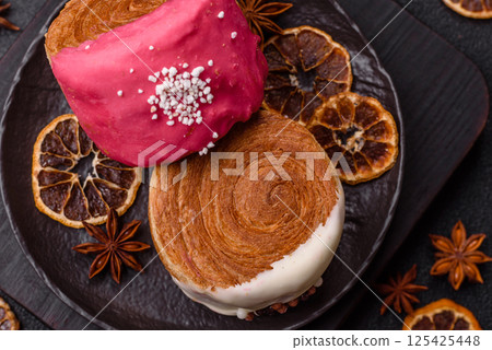 Round sweet New York roll croissant with several flavors cream filling Round sweet New York roll croissant with several flavors cream filling 125425448