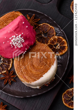 Round sweet New York roll croissant with several flavors cream filling Round sweet New York roll croissant with several flavors cream filling 125425449