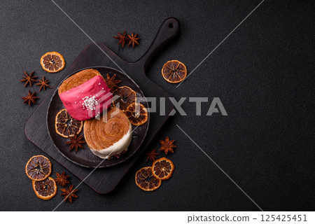 Round sweet New York roll croissant with several flavors cream filling 125425451