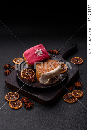 Round sweet New York roll croissant with several flavors cream filling 125425453