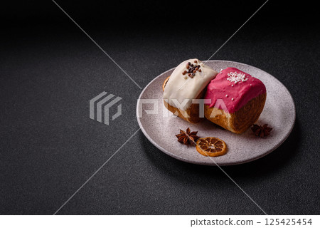 Round sweet New York roll croissant with several flavors cream filling 125425454