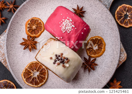 Round sweet New York roll croissant with several flavors cream filling Round sweet New York roll croissant with several flavors cream filling 125425461