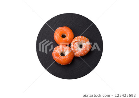 Donut shaped sushi rolls with salmon, shrimp and tuna 125425698