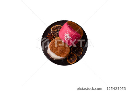 Round sweet New York roll croissant with several flavors cream filling Round sweet New York roll croissant with several flavors cream filling 125425953