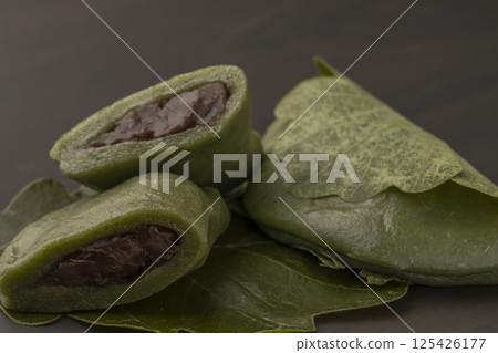 柏餅，草柏餅，黑色背景 125426177