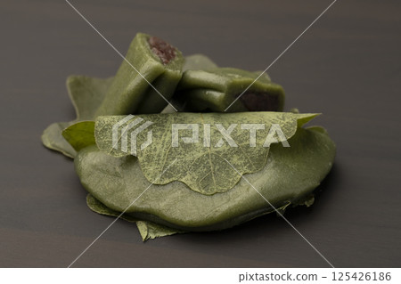 柏餅，草柏餅，黑色背景 125426186