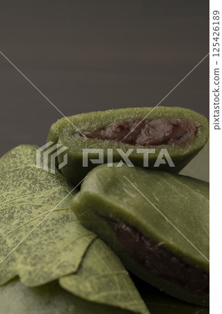 柏餅,草柏餅,黑色背景 柏餅,草柏餅,黑色背景 125426189