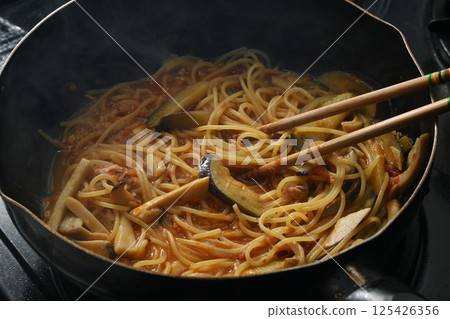 用番茄醬烹調義大利麵 用番茄醬烹調義大利麵 125426356