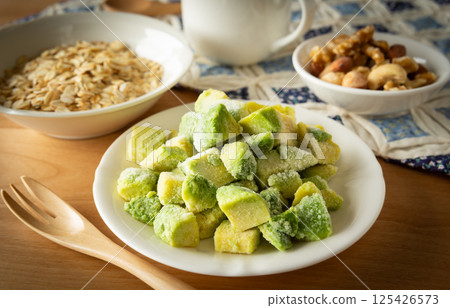Avocado, oatmeal and mixed nuts Fruits Avocado Avocado, oatmeal and mixed nuts Fruits Avocado 125426573