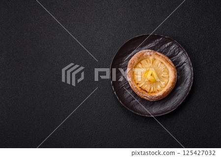 Sweet round tart with pineapple Sweet round tart with pineapple 125427032