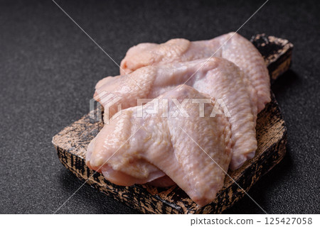 Raw chicken wings with salt, spices and herbs 125427058