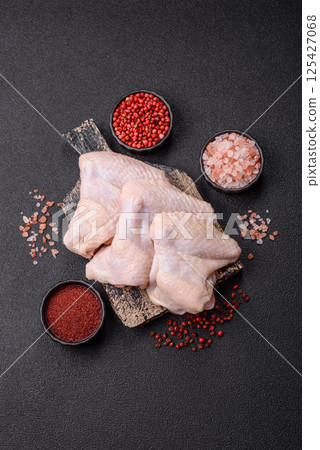Raw chicken wings with salt, spices and herbs 125427068