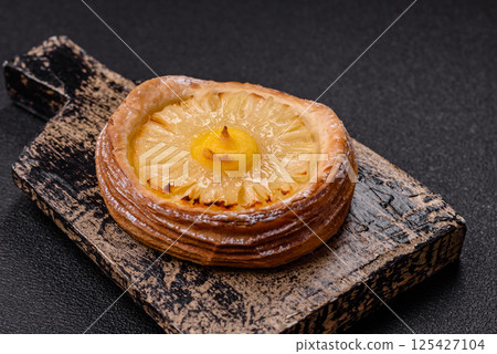 Sweet round tart with pineapple Sweet round tart with pineapple 125427104