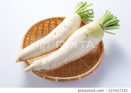 有機種植的蘿蔔,不含任何殺蟲劑 有機種植的蘿蔔,不含任何殺蟲劑 125427191
