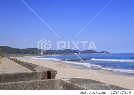 The blue sea and blue sky of Wadaura Beach in Minamiboso City, Chiba Prefecture 125427899