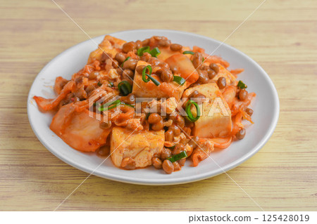 泡菜、豆腐和納豆炒菜 125428019