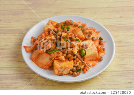 Kimchi, tofu and natto stir fry 125428020