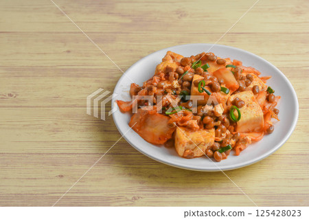 Kimchi, tofu and natto stir fry 125428023