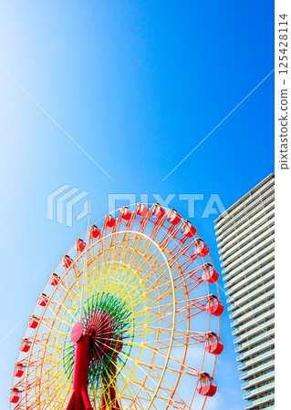 一個簡單的神戶臨海樂園場景,有藍天和摩天輪 一個簡單的神戶臨海樂園場景,有藍天和摩天輪 125428114
