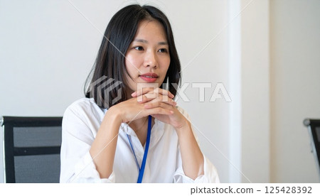 女商人雙手交叉思考 125428392