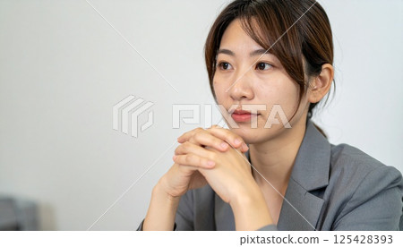 女商人雙手交叉思考 女商人雙手交叉思考 125428393