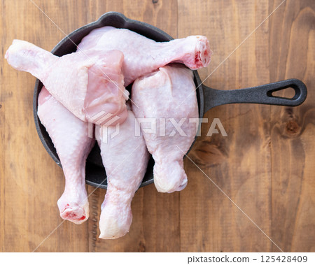 Raw chicken drumsticks 125428409