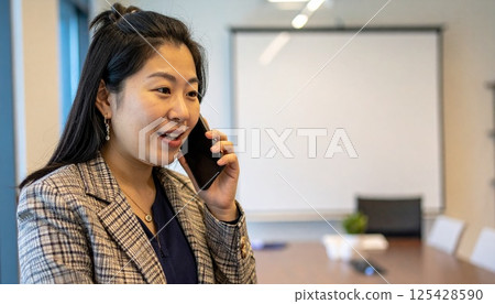 微笑的女人在電話裡努力工作 125428590