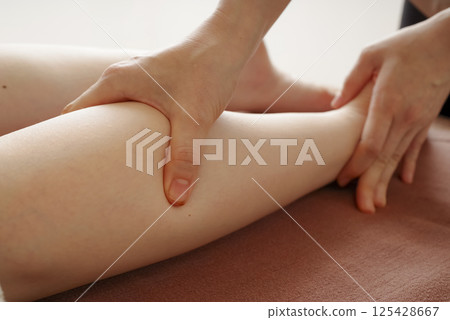 接受小腿按摩的女人 125428667