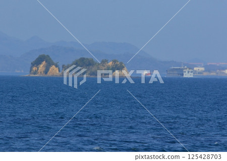從大芝島望去，豪華遊輪緩緩駛過瀨戶內海 125428703