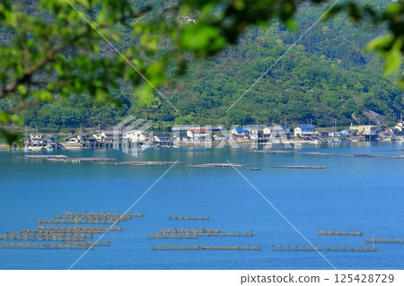 觀光列車穿梭於瀨戶內寧靜的風景中 125428729