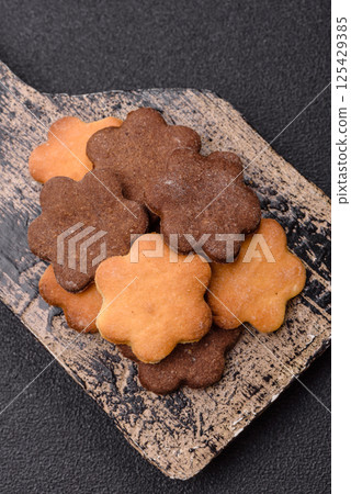 Ginger sweet cookies in yellow and brown color Ginger sweet cookies in yellow and brown color 125429385