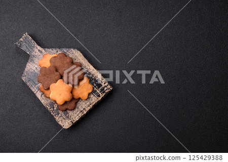 Ginger sweet cookies in yellow and brown color Ginger sweet cookies in yellow and brown color 125429388