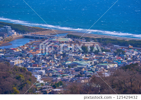 View to the east from Komayama Park (Shonandai) in Hiratsuka City, Kanagawa Prefecture (Oiso Town Higashimachi, Hanamizu River, Karagahara, Nadeshikohara, Sagami Bay, etc.) 125429432