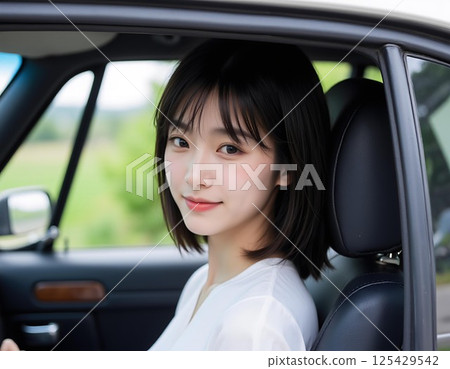 騎一輛車的一個少婦 125429542