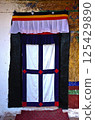 Details of the gate of a Tibetan Buddhist temple in Tibet  125429890