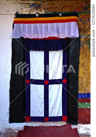 Details of the gate of a Tibetan Buddhist temple in Tibet  125429890