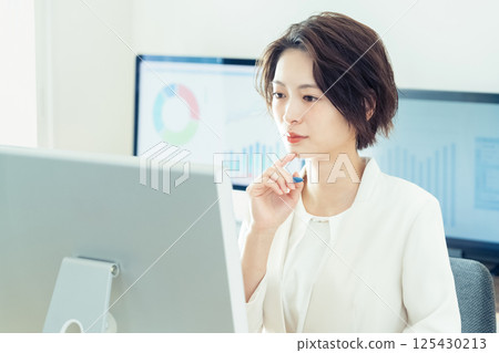 使用數位轉型工具的女商人 125430213