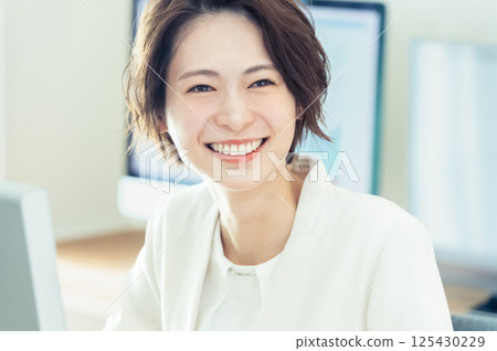 使用數位轉型工具的女商人 125430229