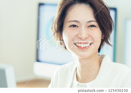 使用數位轉型工具的女商人 125430230