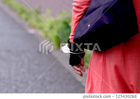 日本橫濱城市景觀:口罩不可或缺……老化社會……我們又被洗腦了,要擺脫詛咒、妄想和迷信,還有很長的路要走 日本橫濱城市景觀:口罩不可或缺……老化社會……我們又被洗腦了,要擺脫詛咒、妄想和迷信,還有很長的路要走 125430268