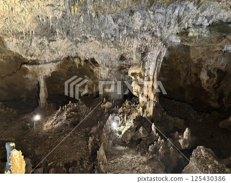 被侵蝕的石灰岩洞穴 125430386