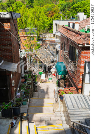 Seoul: Stone-staircase alleys in Samcheong-dong Seoul: Stone-staircase alleys in Samcheong-dong 125430927