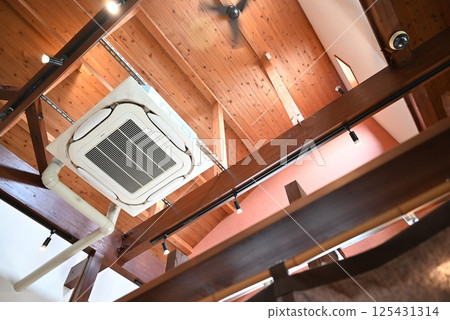餐廳天花板:木質天花板、商用空調 餐廳天花板:木質天花板、商用空調 125431314