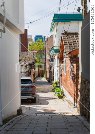 Seoul, residential alley 125431503